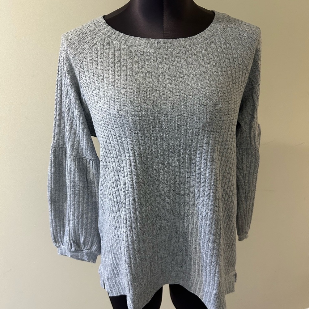 Status by Chenault Light Gray Knit Top size M